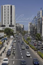 Image du Maroc Professionnelle de  Le prolongement de l'avenue Hassan II vers le sud rejoint le Boulevard Abdelmoumen qui presque comme tous les quartiers de Casablanca subit une transformation radicale. De part et d’autre du Boulevard Zerktouni, le nouveau quartier d’affaires de Casablanca, où les sièges d'une grande partie des plus importants groupes financiers du pays, banques, assurances, groupes de crédit ont élus domicile loin des encombrements quotidiens du centre-ville, Lundi 6 Juillet 2009. (Photo / Abdeljalil Bounhar)